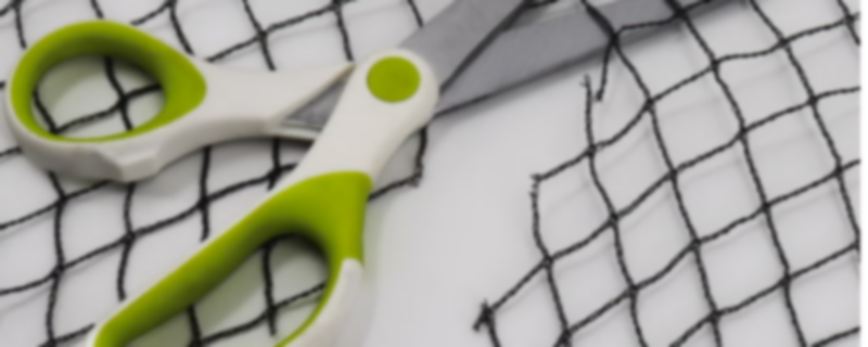 Schere zerschneidet Netz als Symbolbild für das zerstören des Sozialen-Netzes Schere zerschneidet Netz als Symbolbild für das zerstören des Sozialen-Netzes